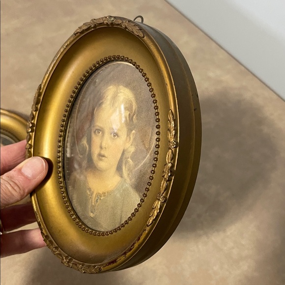 Vintage Oval Framed Portraits - Picture 12 of 13